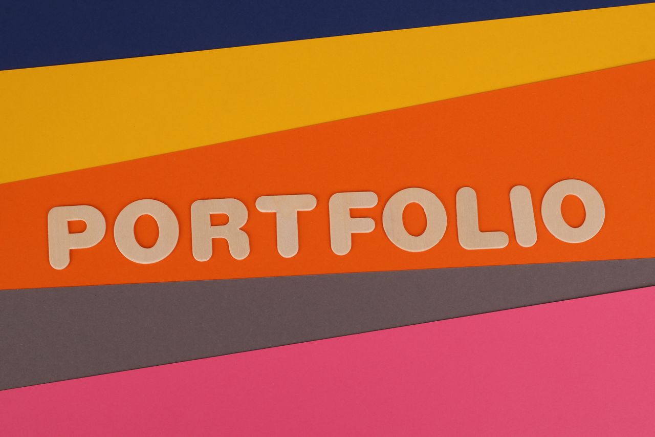 Un fond multicolore éclatant avec le texte « PORTFOLIO » en police rose sur du papier coloré.